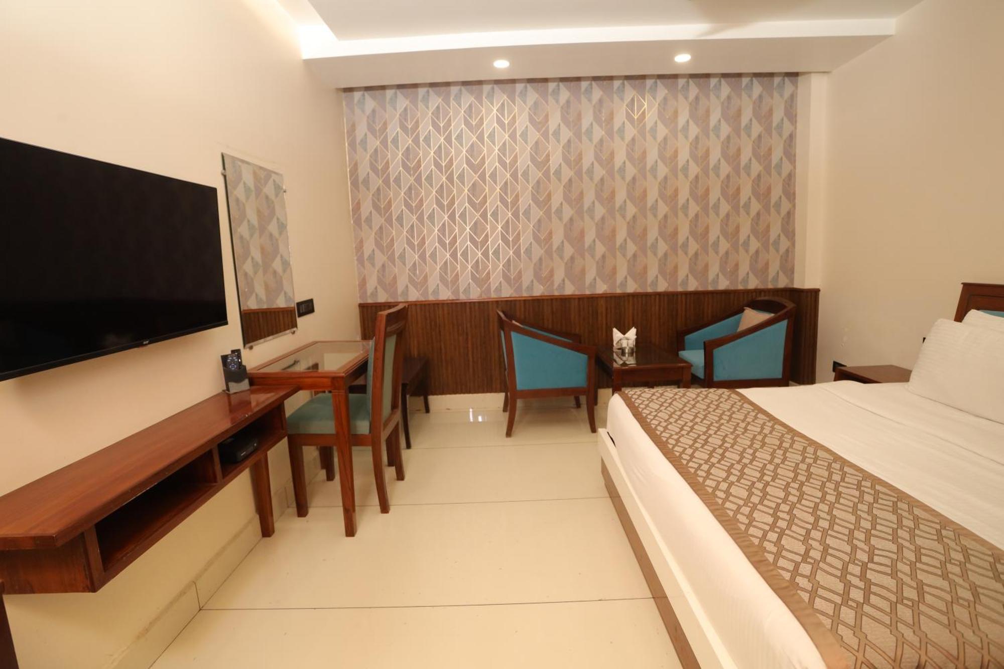 Hotel Leela Grande Karnal Exterior photo